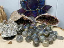Load image into Gallery viewer, Labradorite Small and Medium Flashy Tumbles