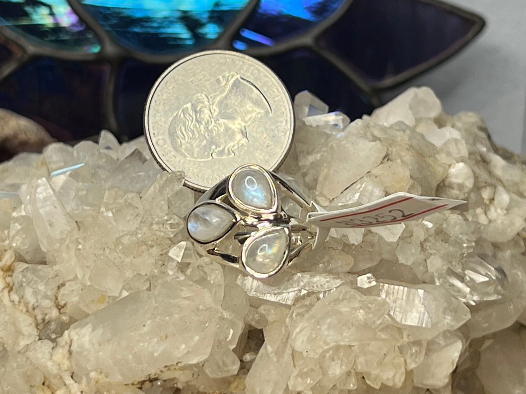 #3252 Size 6 Moonstone Sterling Silver Ring